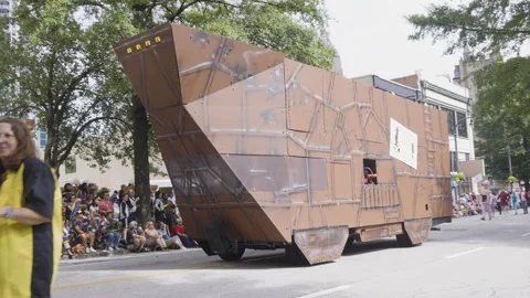 Huge Jawa sandcrawler moves through Atlanta Dragon Con parade Stock Footage 296137668