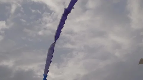 Huge kite in desert sky Video stock 174958875