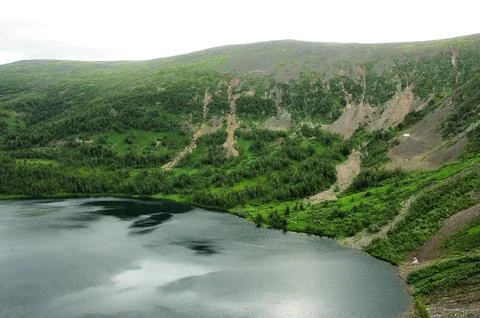 A huge lake in an intermountain basin under a cloudy summer sky. Foto stock