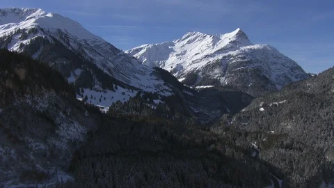 Huge mountains sit in the distance of a snow covered landscape Stock Footage 101897971