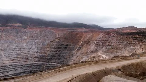Huge open-pit mine for the extraction of polymetallic minerals such as gold.. Foto stock