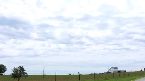 Huge open sky over a rural farmhouse in Missouri 스톡 동영상 40075121
