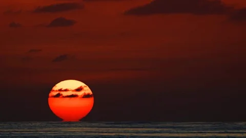 Huge Orange Sun Setting over Phuket Tropical Beach in Timelapse Vidéo 82985885