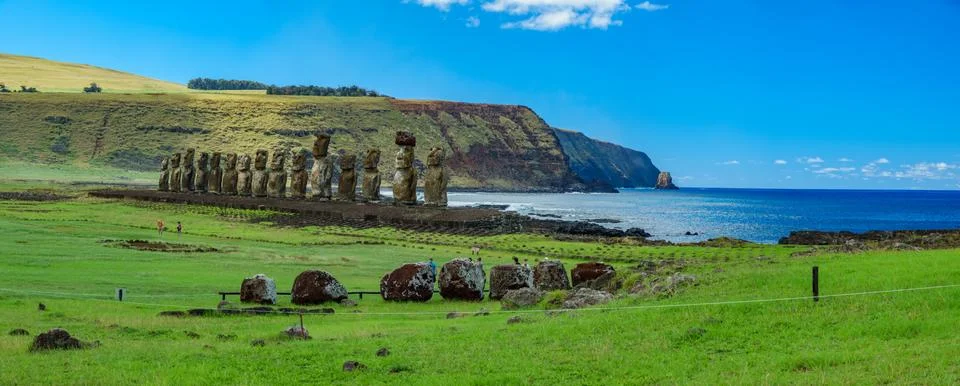Huge panorama of Moai statues on Easter Island. Ahu Tongariki 스톡 사진