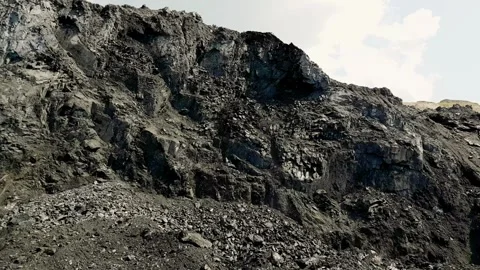 Huge pile of coal mine background being loaded Vídeos de archivo 334651708