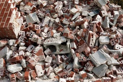 Huge Pile Of Discarded Broken Bricks At Demolition Site Foto stock
