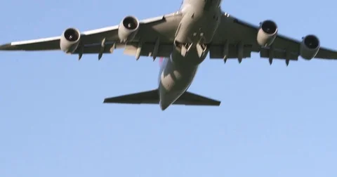 Huge plane flies overhead 4K Stock Footage 77708133