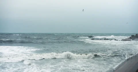 Huge powerful sea waves breaking at seawall in major severe storm in hurricane 動画素材 143640368