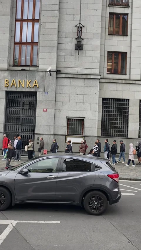 Huge Queue Outside Czech National Bank for Anniversary CZK 5,000 Vertical 库存影片 346153713
