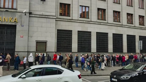 Huge Queue Outside Czech National Bank for Anniversary CZK 5,000 Banknote 4K 库存影片 346153718