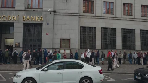 Huge Queue Outside Czech National Bank for Anniversary CZK 5,000 Banknote 4K 库存影片 346153721
