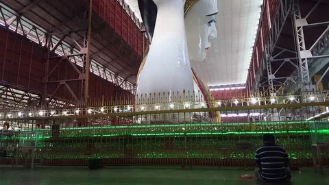 Huge reclining Buddha side angle shot at Chauk-htat-gyi Buddha Temple, man prays 스톡 동영상 80909000