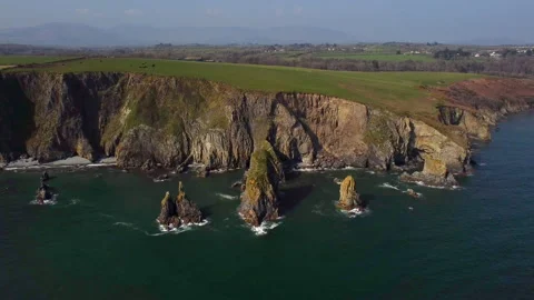 Huge rocks and cliffs in the middle of the Atlantic Ocean in a UNESCO protected  Vídeos de archivo 172552312