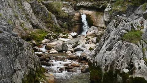 Huge rocks and a mountain stream with a fountain 스톡 동영상 260828087