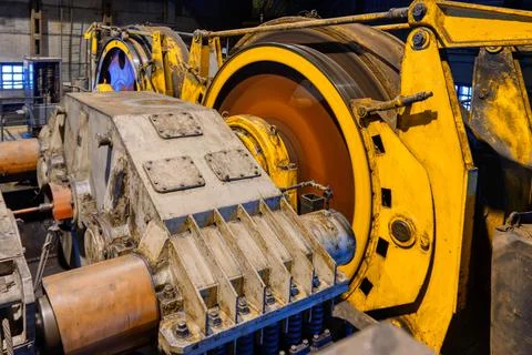 Huge shaft elevator machine. Modern equipment for lifting and lowering the cage Foto stock