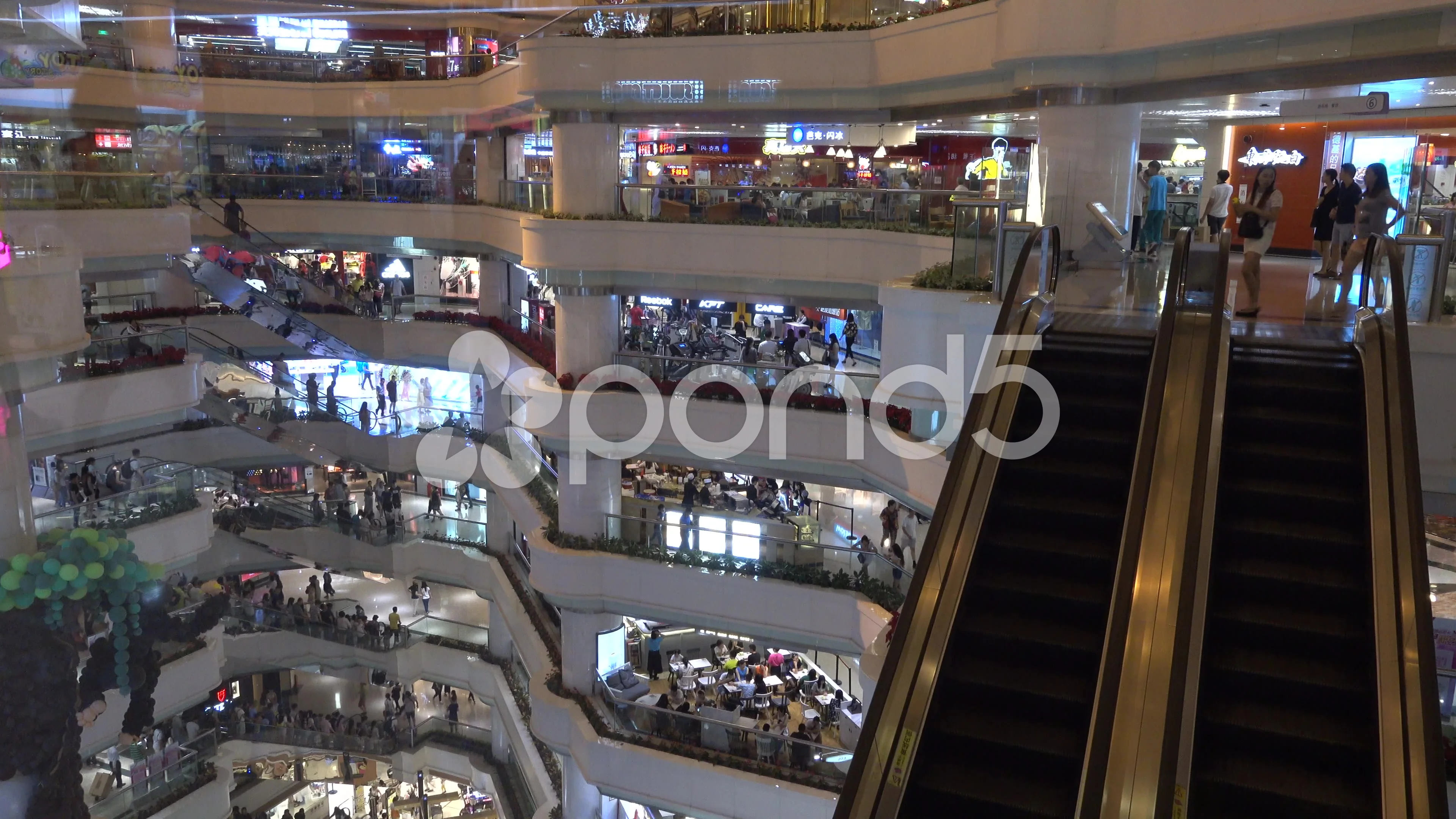 a huge shopping mall in tianhe guangzhou, Stock Video
