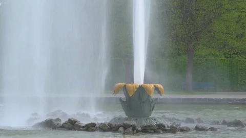 The huge sprout of water coming out in the fountain Stock Footage