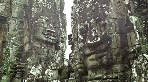 Huge stone faces on the walls of an ancient temple. cambodia, bayon Vidéo 40785595