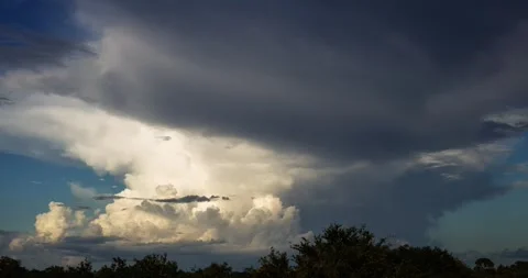 Huge Storm Cloud at Dusk (4320p 25fps) 스톡 동영상 347412355
