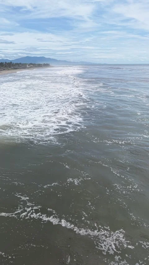 Huge storm wave breaking, vertical drone footage, Pacific Ocean Mexico 库存影片 348256404