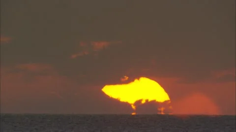 Huge Sun sets in Ocean timelapse 動画素材 12761316