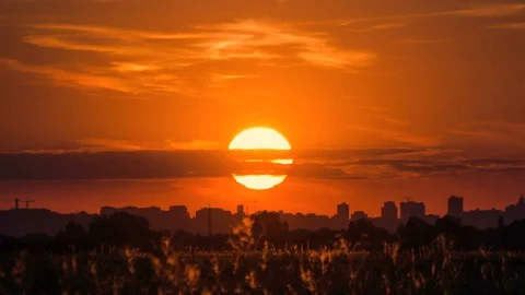 Huge sun at sunset. City going to sleep. Stock-Footage 81623293