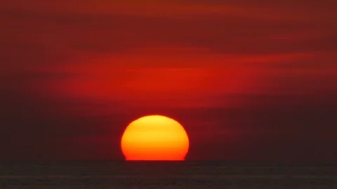 Huge sunset into the sea Vidéo 128345357