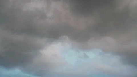 Huge thunderclouds and a flying swallows in the sky Vidéo 129812685