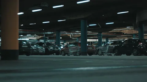 Huge underground parking. Vídeo Stock 68100561