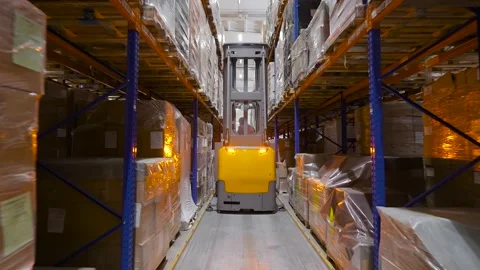 A huge warehouse filled with packed pallets. Logistics and storage of a large Видео 147118981