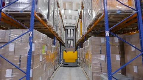 A huge warehouse filled with packed pallets. Logistics and storage of a large 스톡 동영상 147645888
