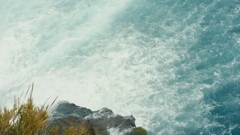A huge waterfall flows into the sea 動画素材 79095976