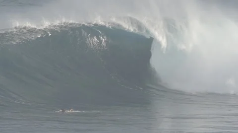 HUGE WAVE BREAKING 库存影片 47957895