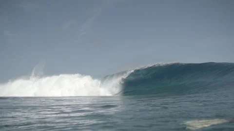 Huge wave breaking with no wind Video stock 68050279