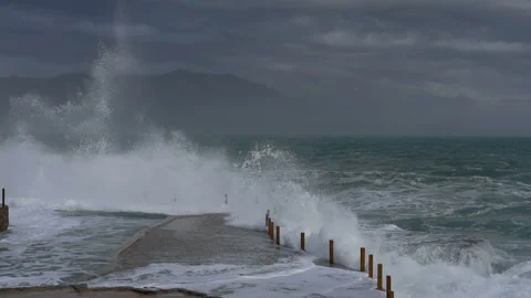 Huge waves break on the stone coast, slow motion 库存影片 102592263
