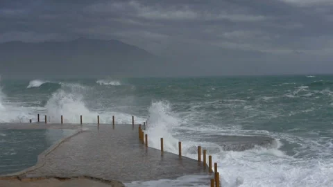 Huge waves break on the stone coast, slow motion 库存影片 102598153