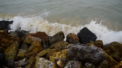 Huge Waves Break On The Stones 動画素材 122553471