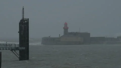 Huge waves crashing on lighthouse in Dun Laoghaire. Emma storm in Dublin 库存影片 86618546