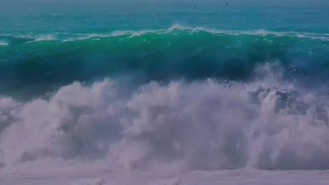 Huge waves in the ocean Video stock 156319997