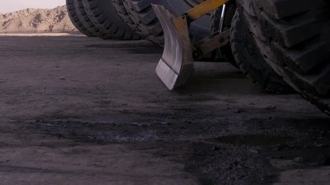 A huge wheel standing trucks. Dump truck. Parking huge heavy trucks. Mining 스톡 동영상 94373151