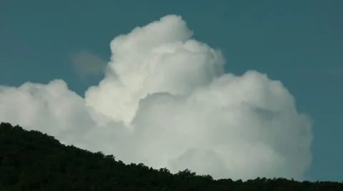 The huge white cloud looked out because of a hill 스톡 동영상 12326913