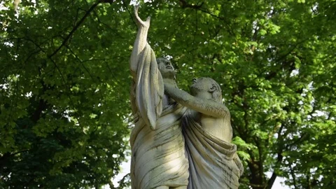 Hugging statues in the cemetery Video stock 115033458