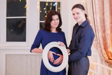 Hugs pregnant belly man's hand Foto stock