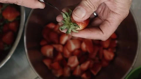 Hulling strawberries by hand 스톡 동영상 241117095