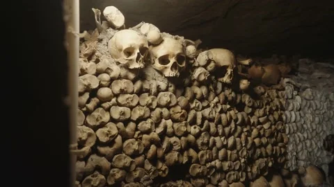 Human bones in Paris Catacombs (4k 30p Slow Motion) Vidéo 224090863