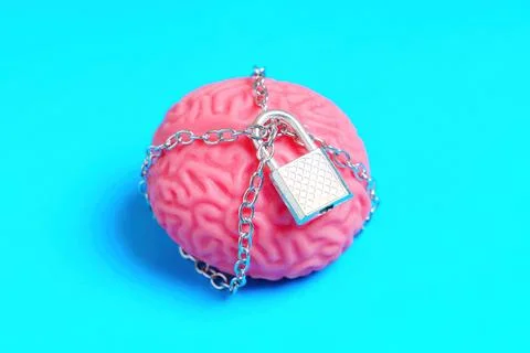 Human Brain Locked in Chains on Blue Stockfoto's