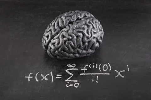 Human brain model with difficult formula math drawn with chalk on blackboard Foto stock