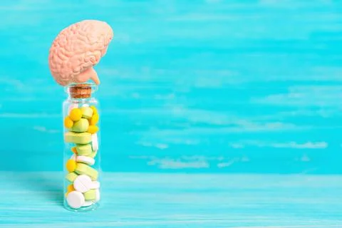 Human Brain Model on Top of a Small Glass Bottle of Pills Stockfoto's
