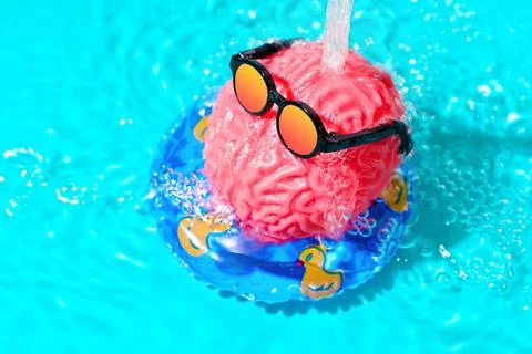 Human Brain in Sunglasses Cools Off Under Water Spray in the Pool 스톡 사진