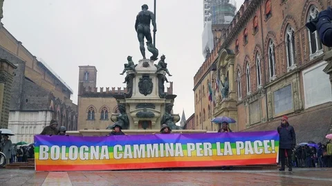 Human chain around Piazza Maggiore and "Bologna walks for peace" sign  Stock Footage 102268502
